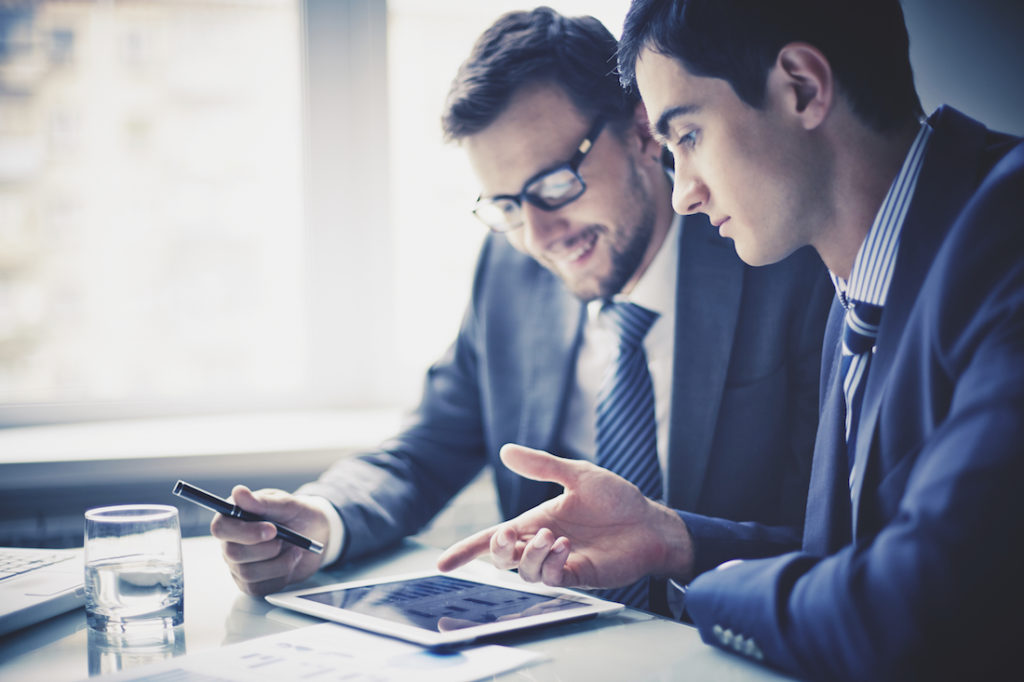 culture d'entreprise et image : équipes en collaboration partageant une grammaire vestimentaire cohérente